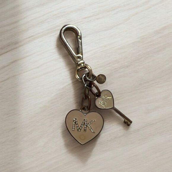 MICHAEL KORS Heart and Key Metal Keychain - Picture 1 of 2